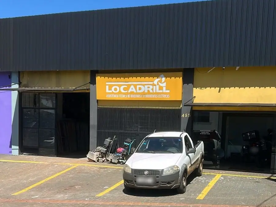 Fachada da LocaDrill com o letreiro amarelo de assistência técnica